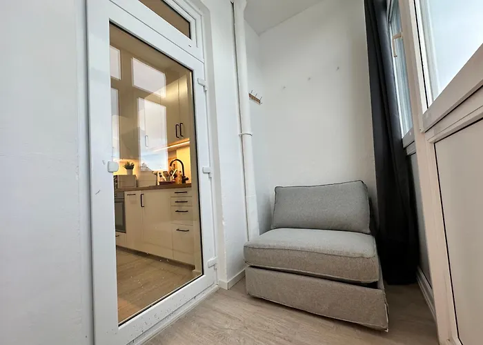 Top 2 Zimmer Altbauwohnung In Kiel Mitte 24-7 Check In